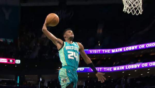 Gražiausias NBA nakties epizodas - „Hornets“ puolėjo efektingas skrydis (VIDEO)